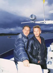 Der Mafia-Gangster Carlos Berger (Christian Kohlund, li.) ahnt nicht, dass sein angeblich neuer Freund Andre (Mark Keller) ein Undercover-Kommissar ist, der ihn zur Strecke bringen will.