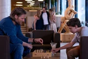 Beim Schachspielen versucht Markus (Sebastian Str&ouml;bel, l.) Leon (Jacob Speidel, r.) auf andere Gedanken zu bringen. W&auml;hrenddessen vergn&uuml;gt sich Tobias (Markus Brandl, M.) mit den neuen Bekanntschaften (Elisabeth Gr&uuml;nebach und Anna Unterweger)