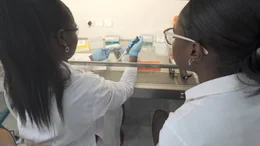 Die afrikanischen Wissenschaftlerinnen Prof. Cynthia Danquah und Mansa Forster im Labor.
