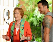 W&auml;hrend Steve (Alex O'Loughlin, r.) zu einem neuen Fall gerufen wird, taucht seine Tante Deb (Carol Burnett, l.) mit schockierenden Nachrichten bei ihm auf ...