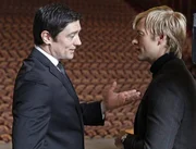 L-R: Angus Clarke (Adam Croasdell) und Mann (Adam Campbell)