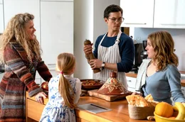Die Leih-Oma Philippa (Barbara Sukowa, li.) beim Kochen mit Leonie (Julia/Luise Gleich) und ihren Eltern Tobias (Tim Oliver Schultz) und Antja (Paula Kalenberg, re.)