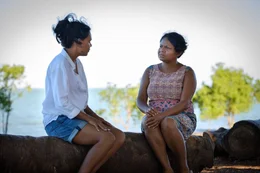 Aussprache: Nach zehnt&auml;giger Suche hat Lauren (Miranda Tapsell, l.) ihre ausgeb&uuml;xte Mutter Daphne (Ursula Yovich) auf den Tiwi-Inseln wiedergefunden.