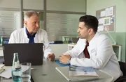 Dr. Roland Heilmann (Thomas R&uuml;hmann, li.) zieht Dr. Ilay Demir (Tan Caglar) in einem Patientenfall zu rate.