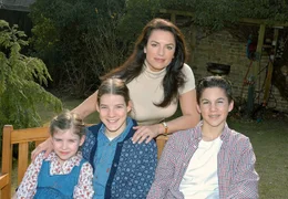 Cleo (Christine Neubauer) und ihre drei Kinder Tim (Tim Oliver Schultz), Emma (Lulu Grimm, 2.v.li.) und Sophie (Laura Alberta Szalski) haben ein neues Zuhause gefunden.