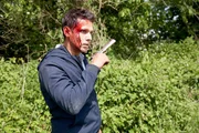 Ein verwirrter und verletzter Mann torkelt aus dem Wald mitten auf die Autobahn. Die Pistole in seiner Hand deutet darauf hin, dass er jemanden get&ouml;tet haben k&ouml;nnte.