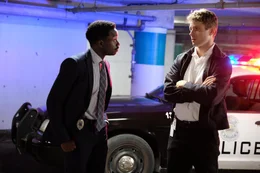 L-R: Detective Fiore (Marc Senior) und Brett Cundall (Sebastian Pigott)