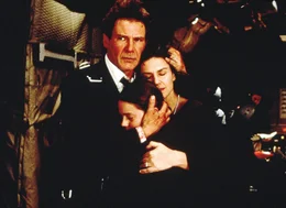Pr&auml;sident Marshall (Harrison Ford) sorgt sich um das Leben seiner Frau Grace (Wendy Crewson, r.) und seiner Tochter Alice (Liesel Matthews). Ein Terrorist droht sie zu t&ouml;ten, falls der Pr&auml;sident sich weigert auf seine Forderungen einzugehen.  +++ Die Verwendung des sendungsbezogenen Materials ist nur mit dem Hinweis und Verlinkung auf RTL+ gestattet. +++