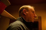 Raymond (Adrian Scarborough) ist als K&auml;ufer im Auftrag "der Zw&ouml;lf" in Rom. Bei dieser Gelegenheit will er sich jedoch auch um lose Enden seiner Organisation k&uuml;mmern.