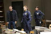 Als Booth (David Boreanaz), Brennan (Emily Deschanel, M.) und Cam (Tamara Taylor) am Tatort eintreffen, wird schnell klar, dass der Serienmörder ein weiteres Mal zugeschlagen hat. Als Booth (David Boreanaz), Brennan (Emily Deschanel, M.) und Cam (Tamara Taylor) am Tatort eintreffen, wird schnell klar, dass der Serienmörder ein weiteres Mal zugeschlagen hat.