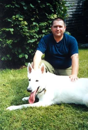 Werner Neymayer, der eine Waffenübergabe zwischen seiner Mitarbeiterin Petra M. und der Polizei arrangiert hatte, gerät unter Mordverdacht, als Petra M. bei der Übergabe von einer Handgranate getötet wird. Hatte er es auf ihre Lebensversicherung abgesehen?