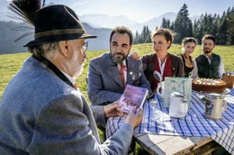 Toni (Adnan Maral), Anne (Jule Ronstedt), Franzi (Lena Meckel, 2. v. li.) und Osman (Aram Arami, re.) feiern mit Siggi (Fred Stillkrauth, li.).