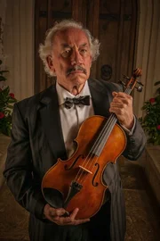 Bratschist Vernon De Harthog (Simon Callow) hat st&auml;ndig Reibereien mit dem Veranstalter des Musikfestivals, Michael Falconer (James Fleet). Grund genug f&uuml;r einen Mord?