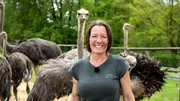 Betriebsleiterin Kerstin Schnabel steht im Straußen-Gehege.