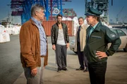 Oberzollinspektor Wilfried Stegner (Jochen Busse, l.) trifft am Hafen auf seinen ehemaligen Kollegen Konrad Magnus (Gotthard Lange, r.) sowie den Reedereiinhaber Friedrich Töpper (Paul Frielinghaus, 2.v.r.) und den Spediteur Jurek (Marc Rissmann, 2.v.l.). Stecken sie alle unter einer Decke? Oberzollinspektor Wilfried Stegner (Jochen Busse, l.) trifft am Hafen auf seinen ehemaligen Kollegen Konrad Magnus (Gotthard Lange, r.) sowie den Reedereiinhaber Friedrich Töpper (Paul Frielinghaus, 2.v.r.) und den Spediteur Jurek (Marc Rissmann, 2.v.l.). Stecken sie alle unter einer Decke?