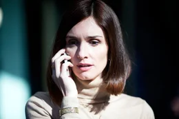 Consuelo (Paz Vega) verhandelt mit den Entf&uuml;hrern ihres Sohnes.