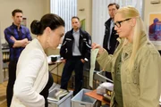Simone (Tatjana Clasing, l.) kann es kaum fassen, als Kriminalkommissarin Maria Koch (Mareike Eisenstein) ihr den Durchsuchungsbefehl für die SDF zeigt. (hi.l.: Deniz (Igor Dolgatschew)) Simone (Tatjana Clasing, l.) kann es kaum fassen, als Kriminalkommissarin Maria Koch (Mareike Eisenstein) ihr den Durchsuchungsbefehl für die SDF zeigt. (hi.l.: Deniz (Igor Dolgatschew))