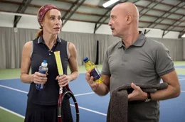 Beim Tennis spielen Anja (Andrea Sawatzki) und Christoph (Christian Berkel) lieber gegeneinander als miteinander.