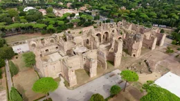 Die Caracalla-Thermen in Rom geh&ouml;rten einst zu den gr&ouml;&szlig;ten Badeanlagen der r&ouml;mischen Antike. Heute lassen die Ruinen die einstige Pracht der Thermen nur noch erahnen.