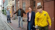 Jonas M&uuml;he (Luke M. R&ouml;ntgen, r.) ist der Sohn des Hausmeisters (Michael Stobbe, l.) im Jugendzentrum. Eigentlich hatte er eine sehr gute Beziehung zum Opfer Ben Zenker. Doch in letzter Zeit sind die beiden h&auml;ufiger aneinander geraten. Die Ermittler Lars P&ouml;hlmann (Dominic Boeer, 2.v.l.) und Karoline Joost (Nike Fuhrmann, 2.v.r.) versuchen mit dem Jungen zu reden. Ist dem jungen Skater etwa der Kragen geplatzt? Hat er den Sozialarbeiter vergiftet?