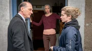 Ankunft bei der Adresse eines Verd&auml;chtigen, v.li.: Martin Brambach als Peter Schnabel, M&eacute;lanie Fouch&eacute; als Mareike Klann, Cornelia Gr&ouml;schel als Leonie Winkler