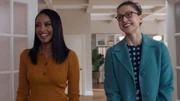 Kelly Olsen (Azie Tesfai, l.); Kara Danvers (Melissa Benoist, r.)