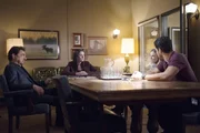 Auf das BAU-Team wartet ein neuer Fall. Rossi (Joe Mantegna, l.), Prentiss (Paget Brewster, 2.v.l.), JJ (AJ Cook, 2.v.r.) und Luke (Adam Rodriguez, r.) beginnen mit den Ermittlungen, um den T&auml;ter zu fassen ...