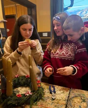 Auch bei den Camp-Bewohnern weihnachtet es sehr. Sophia, Kaja und Hinnerk (von links) basteln einen Adventskranz. Auch bei den Camp-Bewohnern weihnachtet es sehr. Sophia, Kaja und Hinnerk (von links) basteln einen Adventskranz.