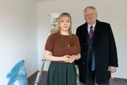 Oberstaatsanwalt Bernd Reuther (Rainer Hunold) vermutet, dass Rebecca Höflich (Jasmin Schwiers) etwas zu verbergen hat. Oberstaatsanwalt Bernd Reuther (Rainer Hunold) vermutet, dass Rebecca Höflich (Jasmin Schwiers) etwas zu verbergen hat.