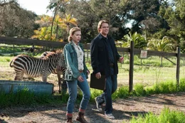 Benjamin Mee (Matt Damon, r.) kauft einen abbruchreifen Tierpark und versucht, das Gel&auml;nde auf Vordermann zu bringen. Unterst&uuml;tzt wird er dabei von der attraktiven Tierpflegerin Kelly (Scarlett Johansson, l.), die Gefallen an ihm gefunden hat ...
