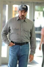 Chief Stone (Tom Selleck) lässt sich nichts vormachen. Chief Stone (Tom Selleck) lässt sich nichts vormachen.