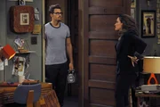 Johnny (Nick Zano, l.) wurde von Caroline (Beth Behrs) zum Aufbau ihres neuen Schrankbettes in die WG bestellt. Die von dem unverhofften Besuch &uuml;berrumpelte Mitbewohnerin Max (Kat Dennings, r.) ist au&szlig;er sich: Johnny scheint ihr wohl doch mehr zu bedeuten, als sie anfangs vermutete ...