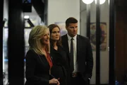 Morgan Fairchild, Emily Deschanel, David Boreanaz; Szene aus BONES - Staffel 7. Morgan Fairchild, Emily Deschanel, David Boreanaz; Szene aus BONES - Staffel 7.