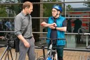 Dr. Kai Hoffmann (Julian Weigend, li.) ist vor der Sachsenklinik Dr. Bruno Herzog (Albrecht Ganskopf, re.) behilflich, der auf einer Fahrradtour gestürzt ist. Dr. Kai Hoffmann (Julian Weigend, li.) ist vor der Sachsenklinik Dr. Bruno Herzog (Albrecht Ganskopf, re.) behilflich, der auf einer Fahrradtour gestürzt ist.