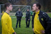 Melanie (Sanna Englund, 2.v.r.) und Mattes (Matthias Schloo, 2.v.l.) werden Zeugen eines Streits zwischen Yanik Jungbluth (Aaron Koszuta, l.) und dessen Trainer Klaus Wernicke (Nils Schulz, r.). Melanie (Sanna Englund, 2.v.r.) und Mattes (Matthias Schloo, 2.v.l.) werden Zeugen eines Streits zwischen Yanik Jungbluth (Aaron Koszuta, l.) und dessen Trainer Klaus Wernicke (Nils Schulz, r.).