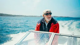 Dieter Hallervorden steuert sein Motorboot auf dem Atlantik in Nordfrankreich.