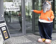 Der TanzTapir braucht einen Pass und begibt sich &ndash; klar &ndash; auf&rsquo;s Passamt, um diesen zu beantragen.