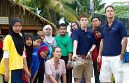 Tom (Stephan Luca, r.), Sarifah (Raven Hanson, vorne sitzend) und Johan (Lawrence Wong, 4.v.r.) finden jede Menge Unterst&uuml;tzung f&uuml;r ihren Plan zur Rettung der Meeresschildkr&ouml;ten.
