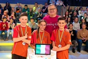 Das rote Rateteam aus Mals/Italien freut sich mit Elton &uuml;ber die spannende Erfahrung bei "1, 2 oder 3".
