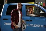 Pedro Pilzner (Wolfgang Cerny) wird von Verena Morell (Zita Gaier) an die Tankstelle begleitet. Pedro Pilzner (Wolfgang Cerny) wird von Verena Morell (Zita Gaier) an die Tankstelle begleitet.