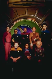 o.: Major Kira (Nana Visitor), Dr. Bashir (Alexander Siddig), Captain Sisko (Avery Brooks), Odo (Rene Auberjonois), Lt. Commander Jadzia Dax (Terry Farrell). u.: Chief O'Brien (Colm Meaney), Jake Sisko (Cirroc Lofton), Quark (Armin Shimerman).
