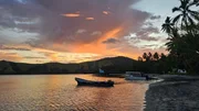 Sonnenuntergang an der Viani Bay auf Vanua Levu, der zweitgr&ouml;&szlig;ten Fidschi-Insel. Am Tauchresort der deutschen Auswanderin Marina Walser kann man atemberaubende Natur und echtes S&uuml;dseefeeling genie&szlig;en