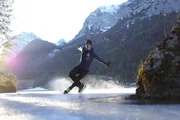 In einer Mischung aus Akrobatik und Breakdance bewegt sich Patrick Brunold &uuml;ber den zugefrorenen Hintersee.
