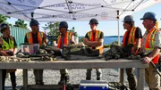 Terry Matheson (2.v.l.), Marty Lagina (3.v.l.), Alex Lagina (3.v.r.), Rick Lagina (2.v.r.), Gary Drayton (r.)