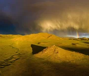 Regenbogen &uuml;ber der mongolischen Steppe.