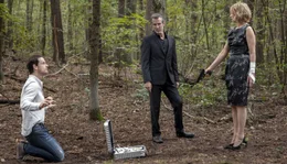 Vom Opfer zum Racheengel: Karen (Corinna Harfouch) hat sich mit dem Killer Bruno (Ulrich Matthes) verb&uuml;ndet und m&ouml;chte sich an ihrem Mann Georg (J&ouml;rg Hartmann, li.) r&auml;chen.