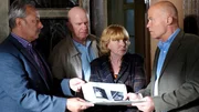 Stubbe (Wolfgang Stumph, l.) und Zimmermann ( Lutz Mackensy,, M.)konfrontieren das Ehepaar Fritsch (Christine Schorn,2.v.l., Volkmar Kleinert, l.) mit neuen Erkenntnissen zum Mord an ihrer Tochter vor &uuml;ber 20 Jahren.