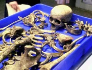 Ein weiterer Mord: Die Knochen eines Jungen aus der Nachbarschaft sind gefunden worden. Ein weiterer Mord: Die Knochen eines Jungen aus der Nachbarschaft sind gefunden worden.