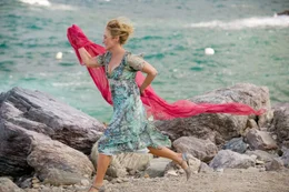 Donna (Meryl Streep) hat den Overall abgelegt und sich f&uuml;r die Hochzeit der Tochter schick gemacht.