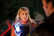 Sophie Haas (Caroline Peters, l.) ger&auml;t nach einem kleinen Umtrunk anl&auml;sslich B&auml;rbels Geburtstag in eine Alkoholkontrolle. Polizist Schulte (Piet Fuchs, r.) stellt fest, dass sie zuviel getrunken hat und schon ist der F&uuml;hrerschein weg.